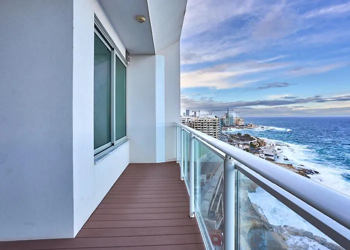 Coastal One Bedroom Retreat With Direct Breathtaking Sea Views *