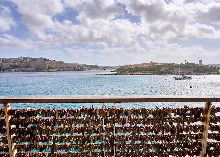 Coastal One Bedroom Retreat With Direct Breathtaking Sea Views *