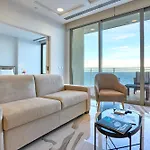 Coastal One-bedroom Retreat With Direct Sea Views Apartment *