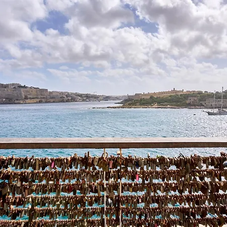 Coastal One Bedroom Retreat With Direct Breathtaking Sea Views *