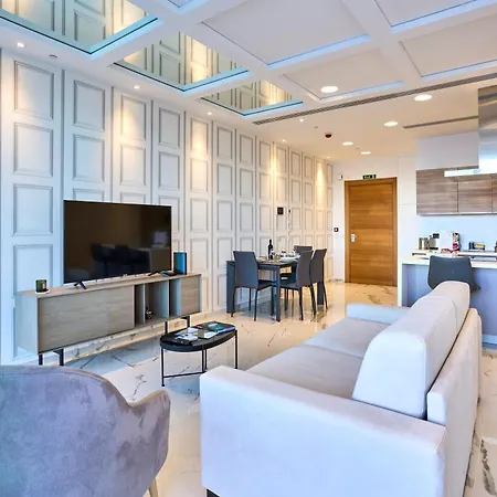 Coastal One-bedroom Retreat With Direct Sea Views 아파트 *