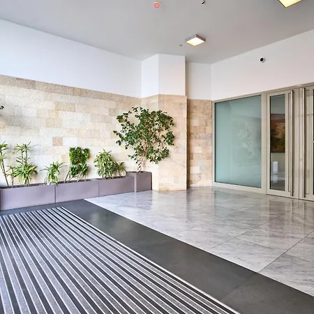 Coastal One Bedroom Retreat With Direct Breathtaking Sea Views *