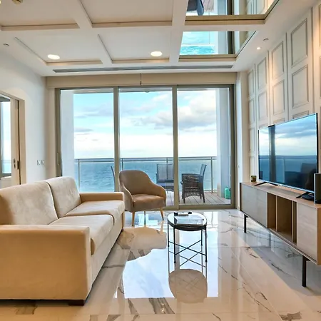 Coastal One-bedroom Retreat With Direct Sea Views شقة