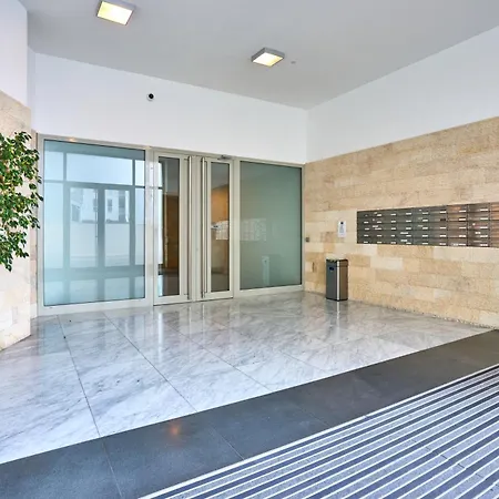 Coastal One-bedroom Retreat With Direct Sea Views 아파트 *