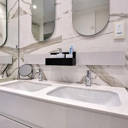 Coastal One-bedroom Retreat With Direct Sea Views شقة