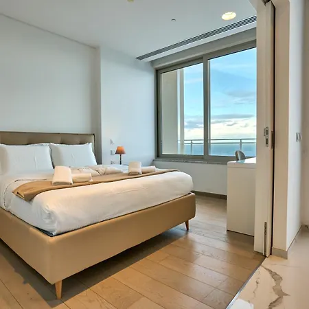 Coastal One-bedroom Retreat With Direct Sea Views شقة سليمة