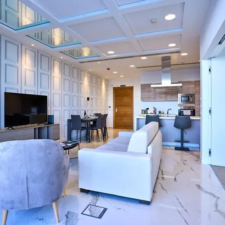 Coastal One-bedroom Retreat With Direct Sea Views