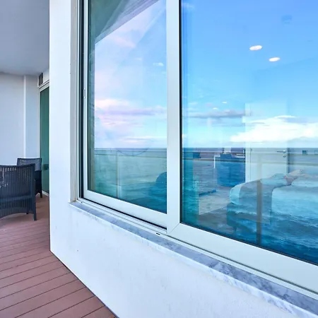 아파트 Coastal One-bedroom Retreat With Direct Sea Views