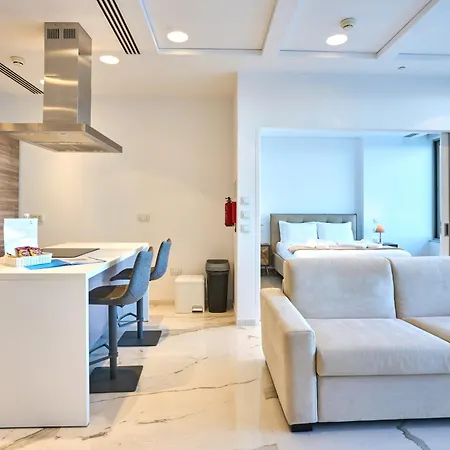 Coastal One-bedroom Retreat With Direct Sea Views 아파트 *