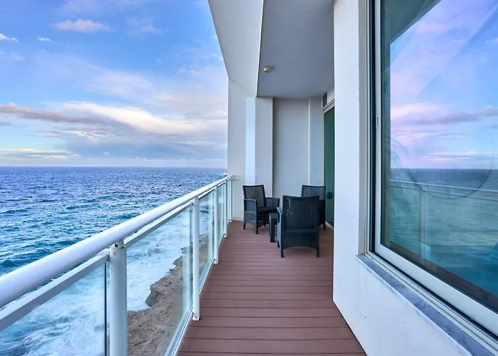 Coastal One Bedroom Retreat With Direct Breathtaking Sea Views Appartamento