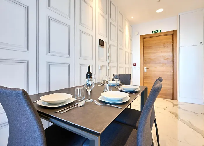 Coastal One Bedroom Retreat With Direct Breathtaking Sea Views *