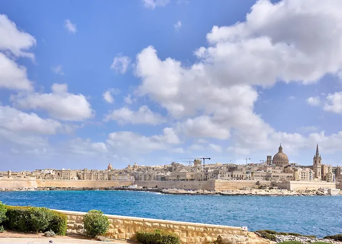 Coastal One Bedroom Retreat With Direct Breathtaking Sea Views Appartamento *