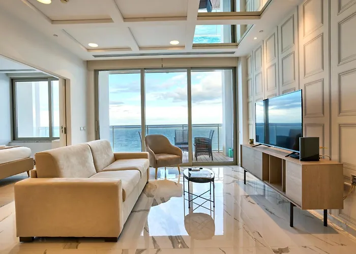 Coastal One Bedroom Retreat With Direct Breathtaking Sea Views Appartamento