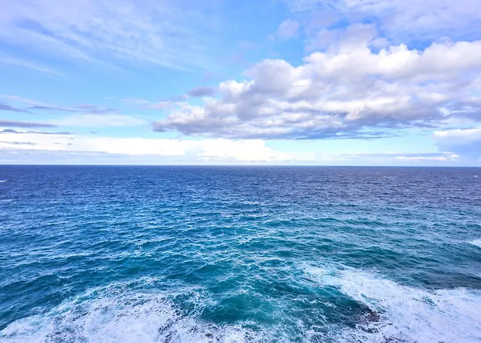 Coastal One Bedroom Retreat With Direct Breathtaking Sea Views Appartamento