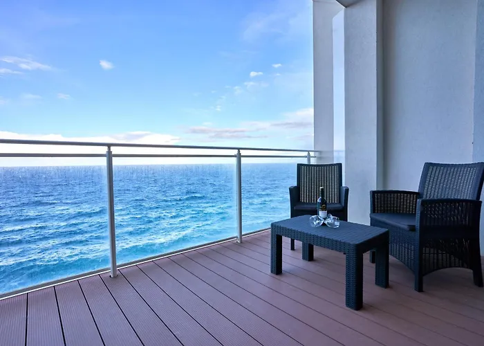 Coastal One Bedroom Retreat With Direct Breathtaking Sea Views Appartamento