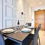 Coastal One-bedroom Retreat With Direct Sea Views *