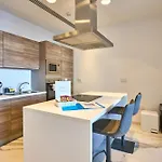 Apartament Coastal One-bedroom Retreat With Direct Sea Views *