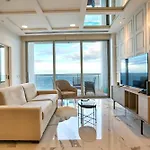 Coastal One-bedroom Retreat With Direct Sea Views Apartament