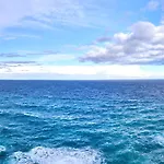 Coastal One-bedroom Retreat With Direct Sea Views Apartament *