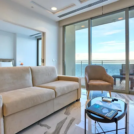 Coastal One-bedroom Retreat With Direct Sea Views Lejlighed *