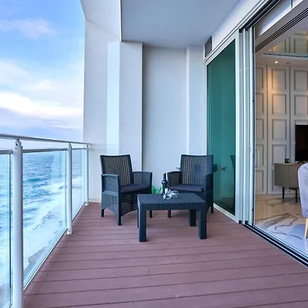 Lejlighed Coastal One-bedroom Retreat With Direct Sea Views
