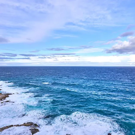 Coastal One Bedroom Retreat With Direct Breathtaking Sea Views *