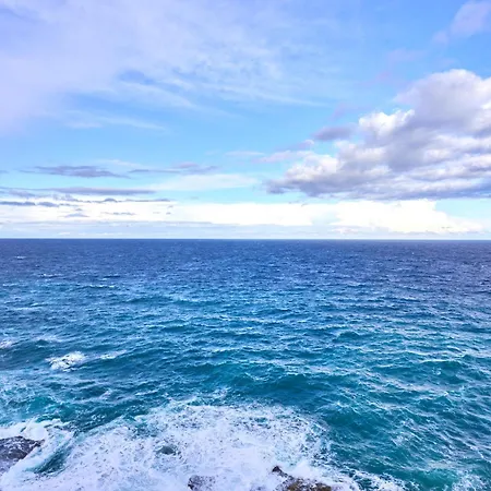 Coastal One-bedroom Retreat With Direct Sea Views *