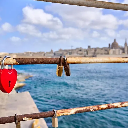 Coastal One Bedroom Retreat With Direct Breathtaking Sea Views